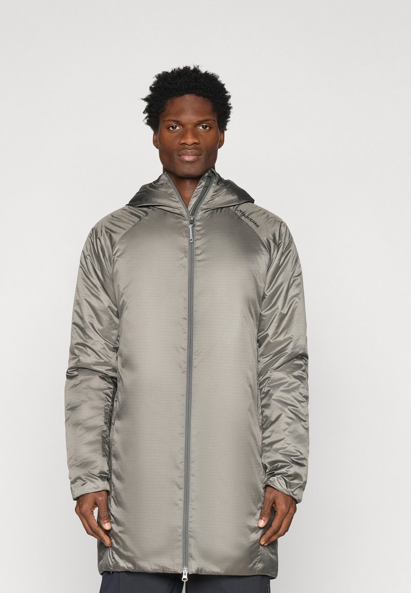 Hosszú, kapucnis lepedődzseki fényes, fémes szürke anyagból. Elülső cipzárral és enyhén elasztikus mandzsettákkal rendelkezik. Simább, könnyű tapintású.