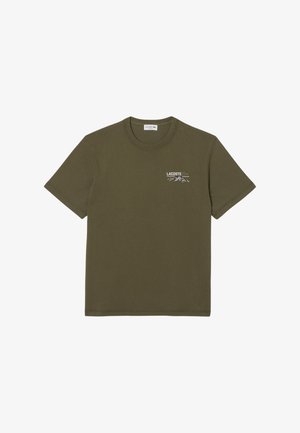 Maglietta in cotone verde oliva con colletto tondo, maniche corte e un piccolo logo ricamato bianco sul petto, che presenta grafiche di montagne.