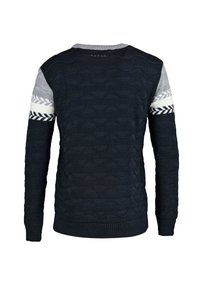 Pull en maille bleu marine avec un motif texturé en forme de vagues, agrémenté de manches rayées grises et blanches avec des accents en chevron.