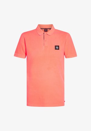 Polo a maniche corte in cotone corallo brillante. Presenta una chiusura con bottoni e una piccola etichetta nera con il marchio sul lato sinistro del petto.