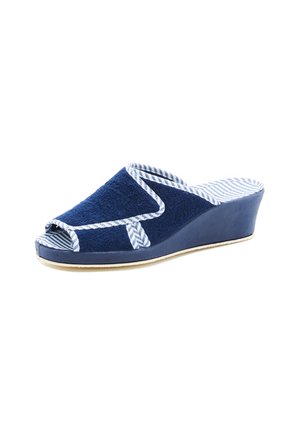 Mules compensées bleu marine avec accents à rayures blanches, design ouvert à l'avant, tige en tissu texturé et semelle compensée lisse.
