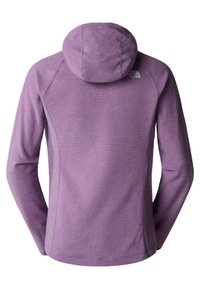 Felpa con cappuccio viola in tessuto testurizzato, maniche raglan e logo bianco sul retro. Presenta un design aderente e cuciture piatte.