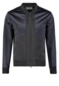Veste bomber noire pour homme avec tissu brillant sur le haut du corps et les manches, fermeture éclair à l'avant, poches latérales et col et poignets côtelés.