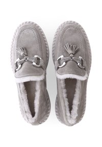 Grijze suède loafers met kwastaccenten en zilver hardware, voorzien van een zachte witte bontvoering en een gestructureerde rubberen zool.