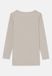 Langermet skjorte i lys grå, laget av teksturert stoff. Har rund hals og oppbrettede mansjetter. Enkel og monokromatisk design.