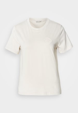 Άσπρο βαμβακερό T-shirt με στρογγυλή λαιμόκοψη. Διαθέτει έναν διακριτικό κεντημένο σχεδιασμό στη αριστερή πλευρά του στήθους και ένα μικρό λογότυπο στο μανίκι.