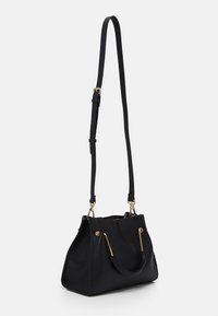 Černá kožená kabelka se strukturovaným tvarem, nastavitelným ramenním popruhem, zlatými akcenty a dvojitými nosnými rukojeťmi.