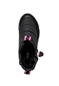 Bota impermeable negra con diseño acolchado, lengüeta rosa para tirar y un forro interior suave. La suela es duradera y cuenta con un mecanismo de ajuste seguro.