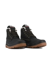 Schwarze wasserdichte Winterstiefel mit braunen Sohlen, schwarzen und gelben Schnürsenkeln sowie weißem Pelzbesatz um den Knöchel.}}