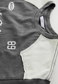 SHORT SLEEVE CREW NECK  GRAPHIC WITH CONTRAST SHOULDER PANELLING - T-Shirt print - charcoal grey