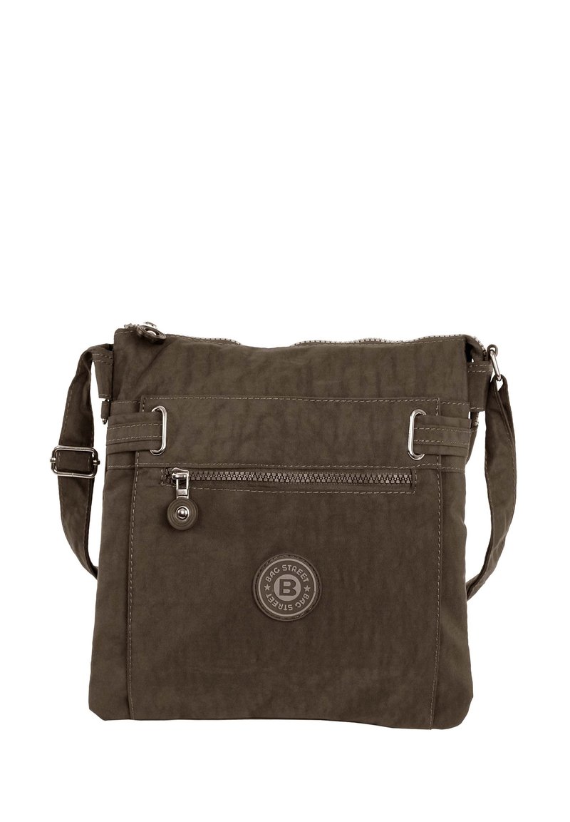 Olivengrüne Umhängetasche aus weichem Stoff mit einer vorderen Reißverschlusstasche, verstellbarem Schultergurt und einem runden Logo-Akzent.