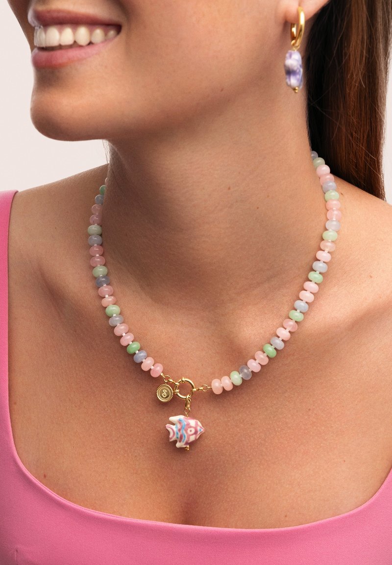 Flerfärgad pärlhalsband som har pastellnyanser av rosa, grönt och blått, med en guldkärna och en fiske-kulldetalj.