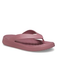 Chancla rosa con suela texturada, correas superiores anchas y suela contorneada. Fabricada en material ligero, presenta un diseño minimalista.