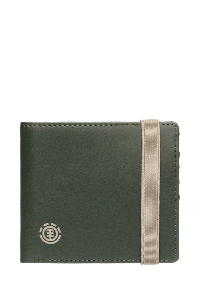 Portafoglio sintetico verde con chiusura a fascia elastica. Presenta una superficie liscia e un logo impresso nell'angolo in basso. Design minimalista.