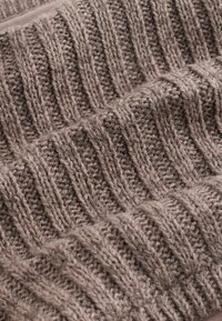 Strickpulloverstoff in einem gedämpften Braunton mit erhöhtem Rippstruktur und weicher, leicht flauschiger Oberfläche.