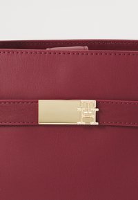 Tommy Hilfiger HERITAGE MINI SATCHEL - Käsilaukku - raspberry truffle