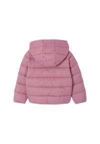 Rosa Pufferjacke mit horizontal genähtem Design, abnehmbarer Kapuze und langen Ärmeln. Weicher Stoff und abgerundete Kanten erhöhen den Komfort.