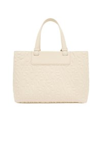 Sac fourre-tout beige avec une surface texturée présentant une inscription en relief. Deux poignées et une fermeture à rabat avec une finition lisse sur le dessus.