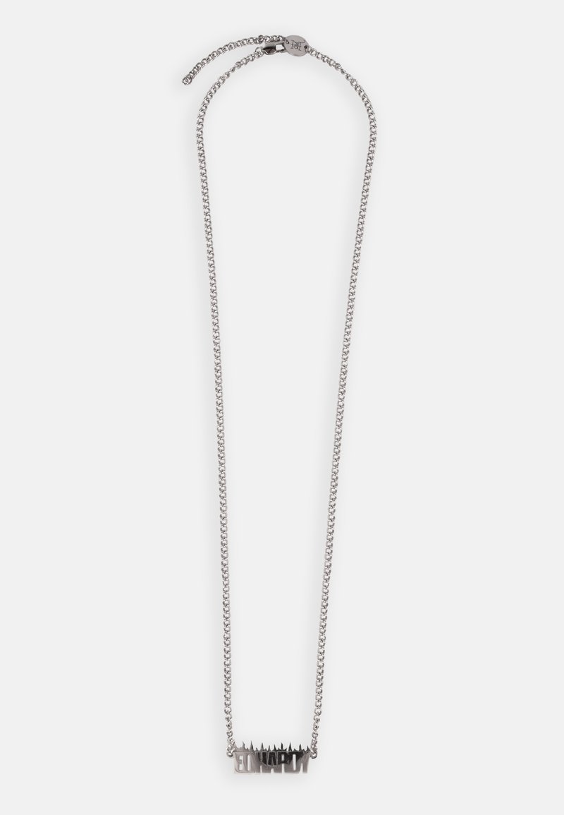 Collana in argento con un pendente audace e frastagliato che riporta la parola "HARDY" in un font unico. Design elegante e moderno con texture contrastanti.