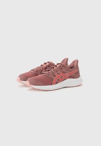 Chaussures de sport en rose poussiéreux avec tige en mesh, semelle intermédiaire blanche et semelle extérieure rose clair. Comprend des accentuations orange contrastantes et un design à lacets.