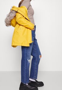 ONLY Petite Zimní kabát - yellow