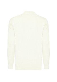 Suéter de crema claro, tejido texturizado, de mangas largas, con cuello redondo, puños y dobladillo acanalados, color sólido, sin cierres ni patrones visibles.