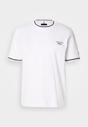 Camiseta de algodón blanca con ribete negro en el cuello y las mangas. Presenta un pequeño logo negro que dice "Porsche BOSS" en el lado izquierdo del pecho.