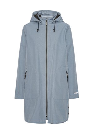 Chaqueta impermeable con capucha color azul claro, cremallera frontal, capucha con cordón y bolsillos laterales con cremallera, diseñada para uso al aire libre.