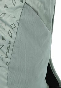 Lichtgrijze rugzak met geometrisch patroon in donkerder grijs, voorzien van een gaasvak en een textuurstof voor duurzaamheid. Het label leest "Explorer 18."