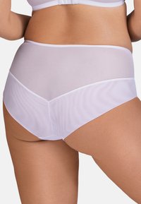 Culotte blanche taille haute en tissu transparent et lisse, avec un panneau inférieur uni contrastant et des bords sans couture pour une finition nette.