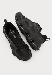 Čierne turistické topánky Merrell s vrchnou časťou z mesh materiálu, gumovou podrážkou, šnúrkami a zosilnenou pätou. Obsahuje označenie GORE-TEX a štruktúrované detaily.