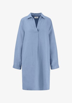 Abito camicia in lino azzurro chiaro con maniche lunghe, colletto a patta e design minimalista. Presenta fessure laterali per facilitare i movimenti.