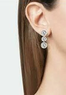 Orecchini a goccia in argento presentano tre elementi circolari collegati, ognuno con una pietra preziosa trasparente al centro, che arricchisce il design elegante.