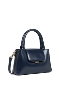 Borsa in similpelle blu navy con una forma strutturata, manici superiori, tracolla staccabile e hardware dorato. Caratterizzata da una chiusura a cappottina anteriore.