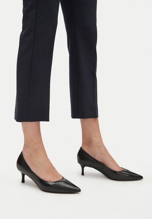 Klasszikus sarkú cipők - black