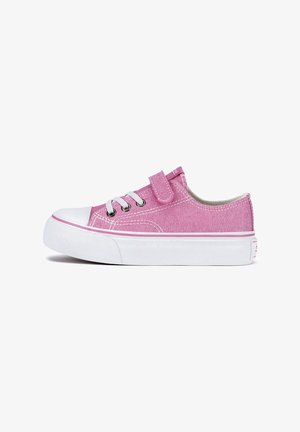 Pantof sport roz din pânză, cu talpă de cauciuc albă, design cu șireturi și baretă cu Velcro. Prezintă cusături albe și o suprafață texturată din fabrică.