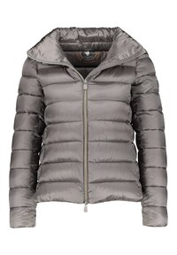 Giubbotto imbottito grigio chiaro con collo alto, chiusura con zip e design trapuntato. Presenta un tessuto morbido e lucido e maniche lunghe.
