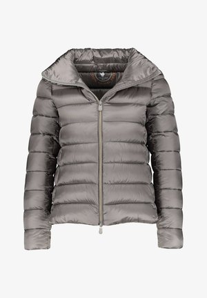 Jasnoszara kurtka puchowa z wysokim kołnierzem, zapięciem na zamek i pikowanym wzorem. Wykonana z miękkiego, błyszczącego materiału, z długimi rękawami.