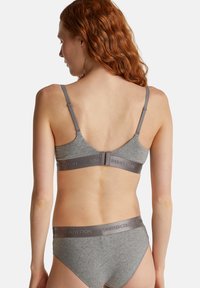 Šedá podprsenka a odpovídající kalhotky vyrobené z jemné jersey tkaniny. Nastavitelné ramínka, bezšvový design, s elastickým pasem s logem.