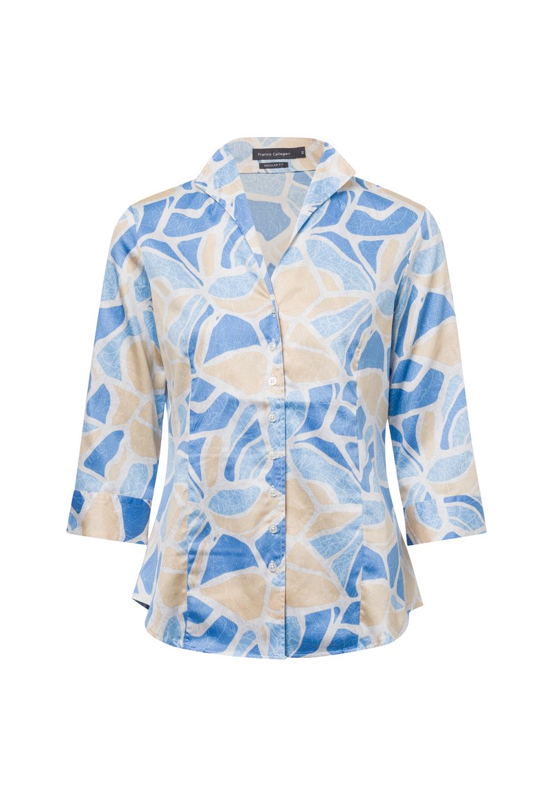 Een lichtblauwe, beige en witte button-up shirt. Beschikt over een kraag, driekwartmouwen en een abstracte bladerenpatroon.