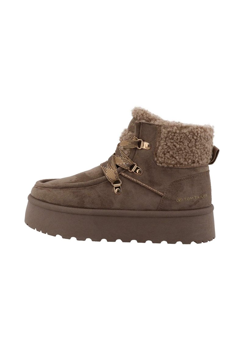 Bottines en suede marron avec un col en fausse fourrure, un front à lacets et des accents en métal doré. Semelle épaisse et texturée pour plus de hauteur et d'adhérence.