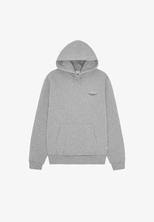 Szürke pulóver puha anyagból, állítható kapucnival, elöl kenguruzsebbel és visszafogott márkajelzéssel a mellkason.