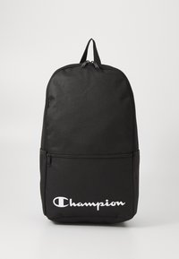Schwarzer Rucksack aus strapazierfähigem Stoff, mit einer Frontreißverschlusstasche, runder Form und weißem "Champion"-Logo auf der unteren Vorderseite.
