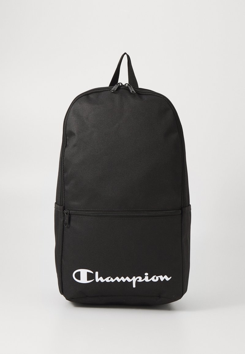 Schwarzer Rucksack aus strapazierfähigem Stoff, mit einer Frontreißverschlusstasche, runder Form und weißem "Champion"-Logo auf der unteren Vorderseite.