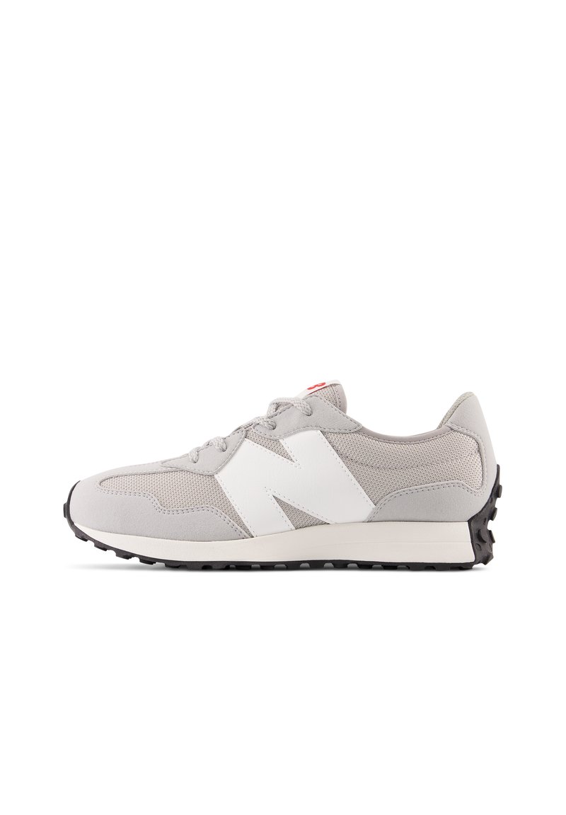 Chaussure de sport grise en matériaux mesh et suède, avec des accents blancs, un design classique et une semelle extérieure en caoutchouc noir texturé pour une meilleure traction.