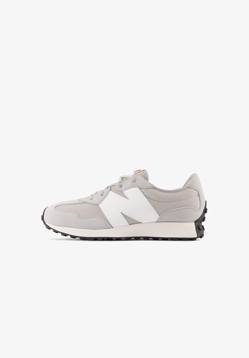 Chaussure de sport grise en matériaux mesh et suède, avec des accents blancs, un design classique et une semelle extérieure en caoutchouc noir texturé pour une meilleure traction.