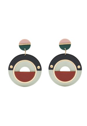 Okrągłe geometryczne kolczyki wiszące z różowymi, zielonymi, czarnymi, białymi i rdzawymi segmentami z akcentami i elementami w kolorze złotym.