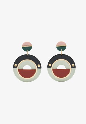 Okrągłe geometryczne kolczyki wiszące z różowymi, zielonymi, czarnymi, białymi i rdzawymi segmentami z akcentami i elementami w kolorze złotym.