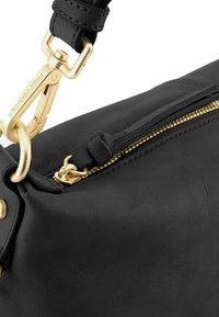Borsa nera in pelle con superficie texturizzata. Presenta una cerniera dorata e accessori, e una tracolla regolabile. Include un gancio per il fissaggio.