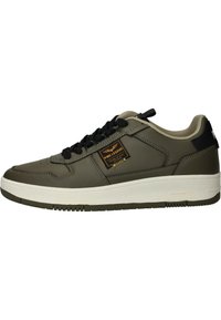 Baskets vert olive avec un dessus en cuir texturé, lacets noirs et semelle en caoutchouc blanche. Présente une étiquette de marque sur le côté.